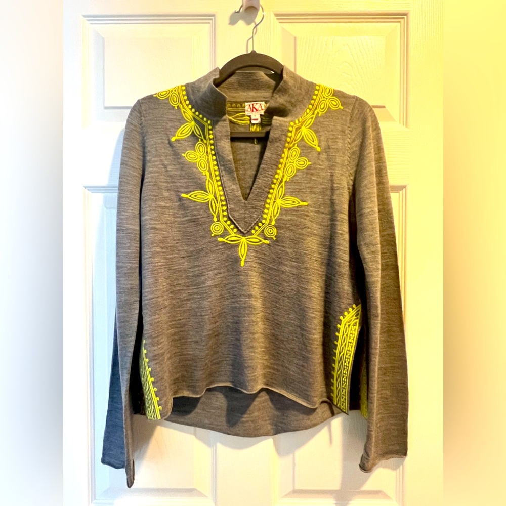 AKA New York 100% Wool Light Weight Grey Sweater with Embroidery Size Small